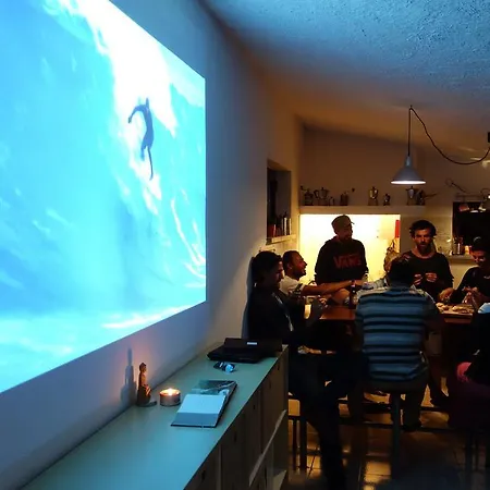Moka Surfhouse אכסניה *