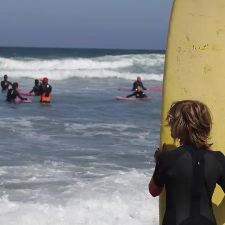 Moka Surfhouse אכסניה