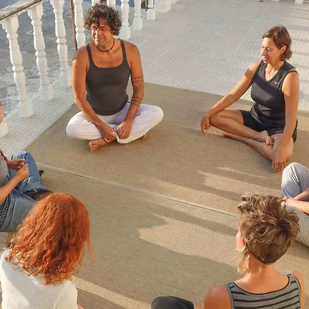 Moka Surfhouse אכסניה *